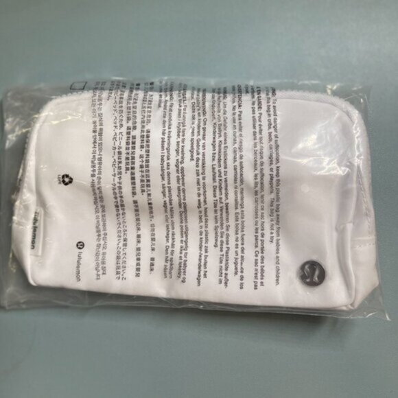 Lululemon everywhere belt bag 1L Black & White Pack of 2 - Picture 3 of 13
